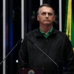 bolsonaro-se-emociona-no-senado:-‘peco-as-oracoes-de-voces’