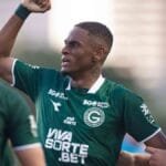com-dois-gols-de-jaja,-goias-derrota-o-cuiaba-e-reassume-a-lideranca-da-segundona