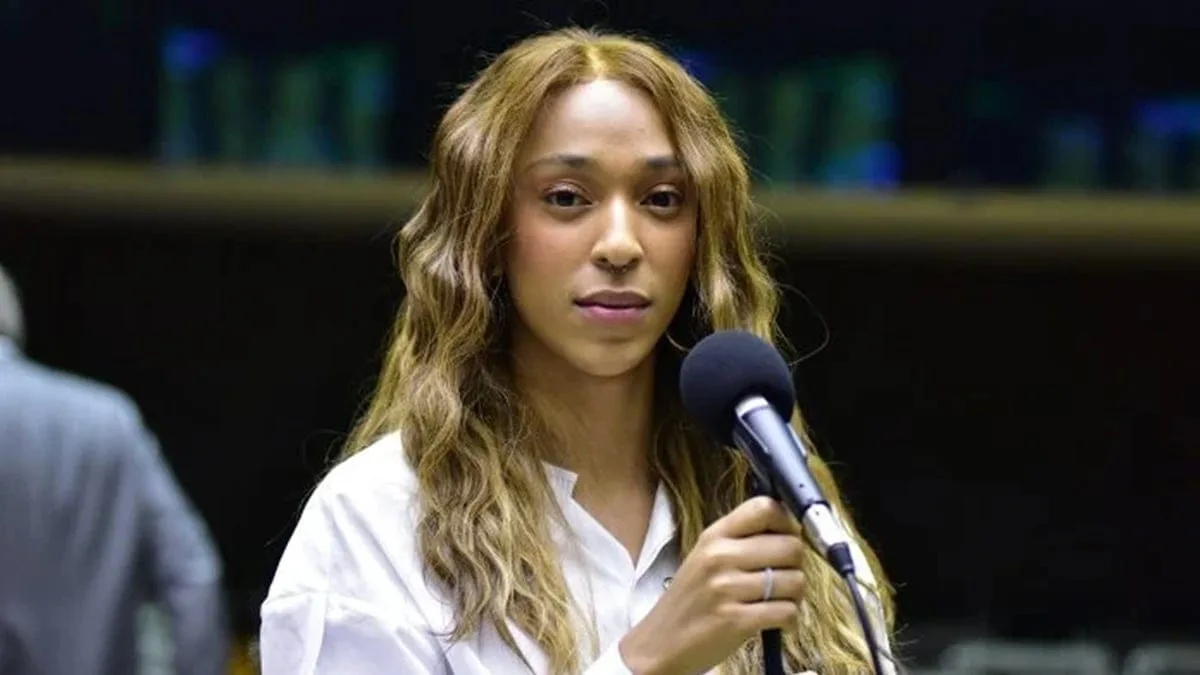 ‘preta-do-cabelo-duro’:-erika-hilton-acusa-antonia-fontenelle-de-racismo