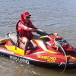 iguana-pega-carona-em-jetsky-do-corpo-de-bombeiros-no-rio-araguaia