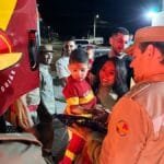 bombeiros-realizam-sonho-de-crianca-e-comparecem-a-festa-de-aniversario,-em-goianesia