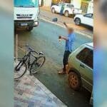 homem-ameaca-crianca-e-moradores-com-faca-no-meio-da-rua,-em-caiaponia