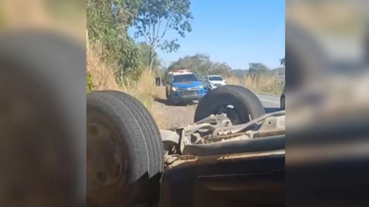 viatura-da-pm-capota-na-go-070-para-evitar-colisao-com-caminhao