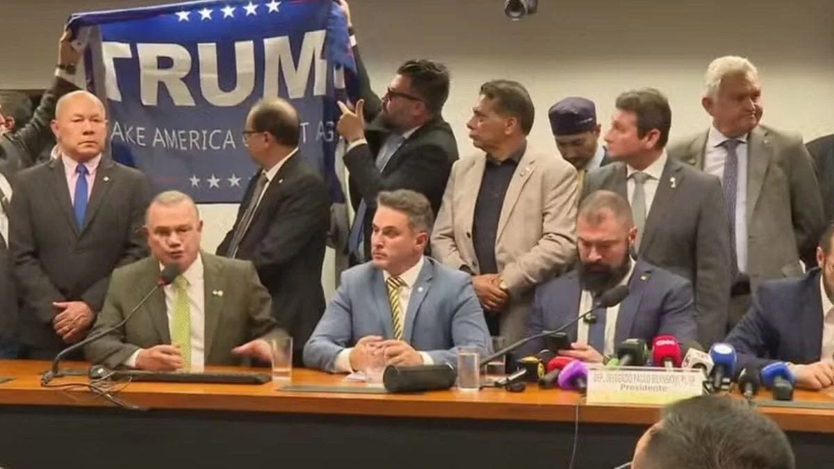 deputados-do-pl-ostentam-bandeira-de-trump-na-camara