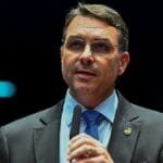 flavio-bolsonaro-protocola-no-senado-pedido-de-impeachment-de-moraes