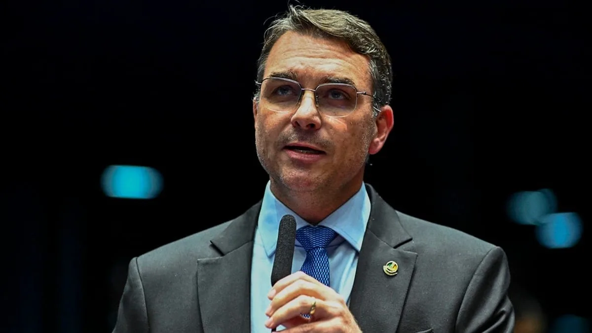 flavio-bolsonaro-protocola-no-senado-pedido-de-impeachment-de-moraes