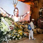 velorio-de-preta-gil-tem-telao-com-fotos,-amigos-com-camisa-da-cantora-e-homenagens;-video