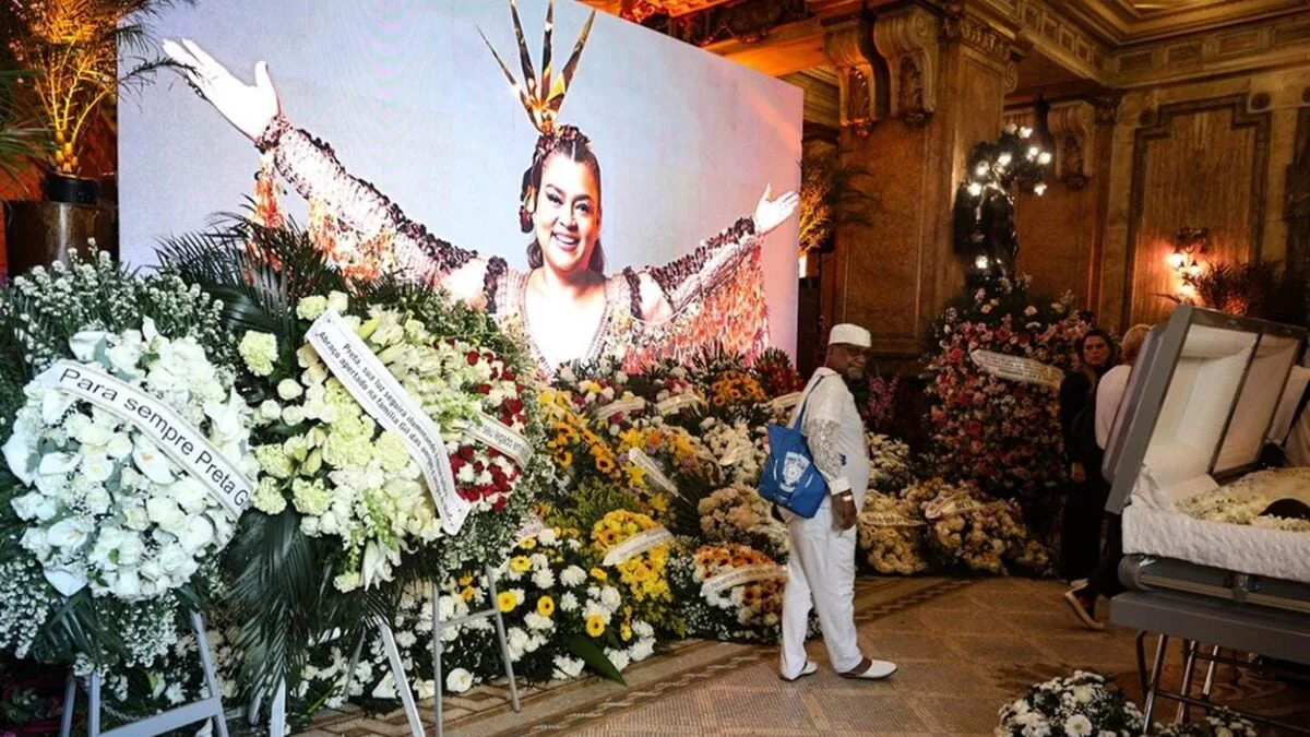 velorio-de-preta-gil-tem-telao-com-fotos,-amigos-com-camisa-da-cantora-e-homenagens;-video