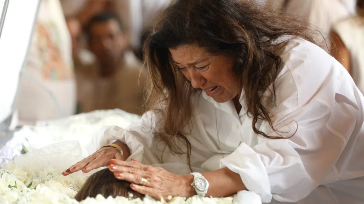 regina-case-comparece-emocionada-ao-velorio-de-preta-gil-no-rio-de-janeiro