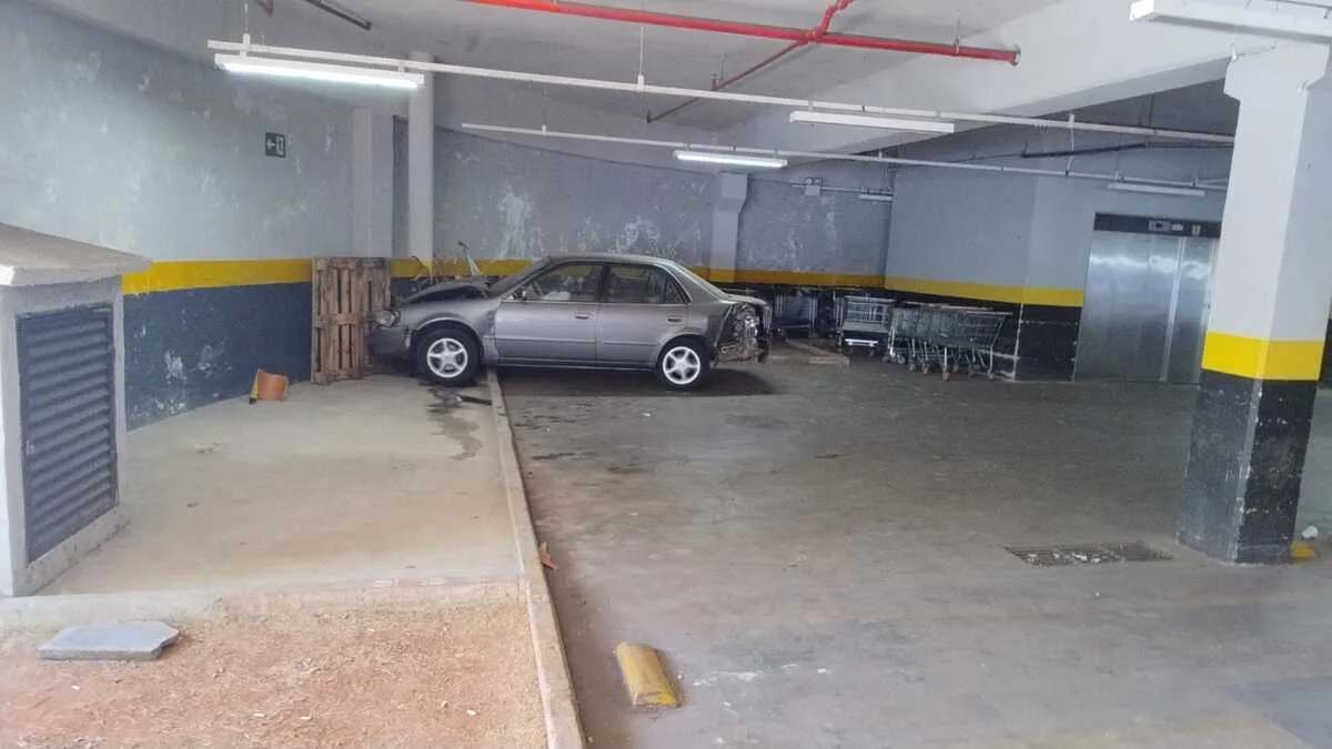 carro-fica-destruido-apos-acidente-no-estacionamento-de-supermercado-em-goiania