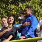 bolsonaro-sobe-em-carro-de-som,-mas-nao-discursa-em-motociata-no-df