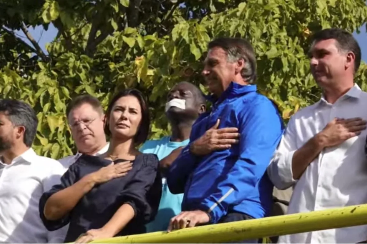 bolsonaro-sobe-em-carro-de-som,-mas-nao-discursa-em-motociata-no-df