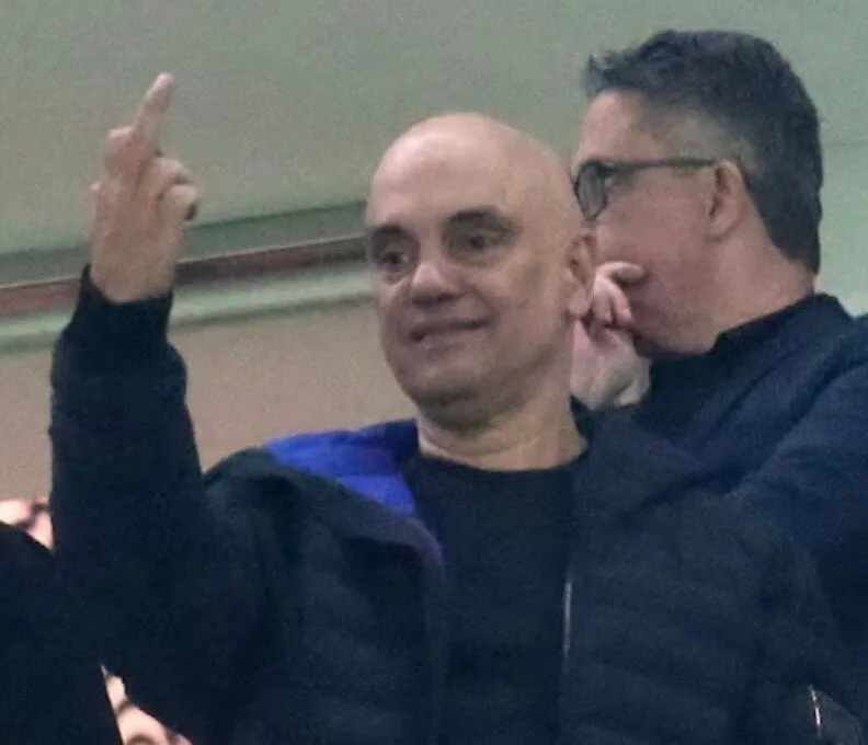 alexandre-de-moraes-faz-gesto-obsceno-durante-classico-na-neo-quimica-arena