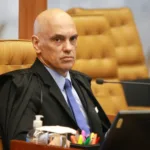alexandre-de-moraes-faz-gesto-obsceno-a-bolsonaristas-durante-classico-em-sp;-veja-foto
