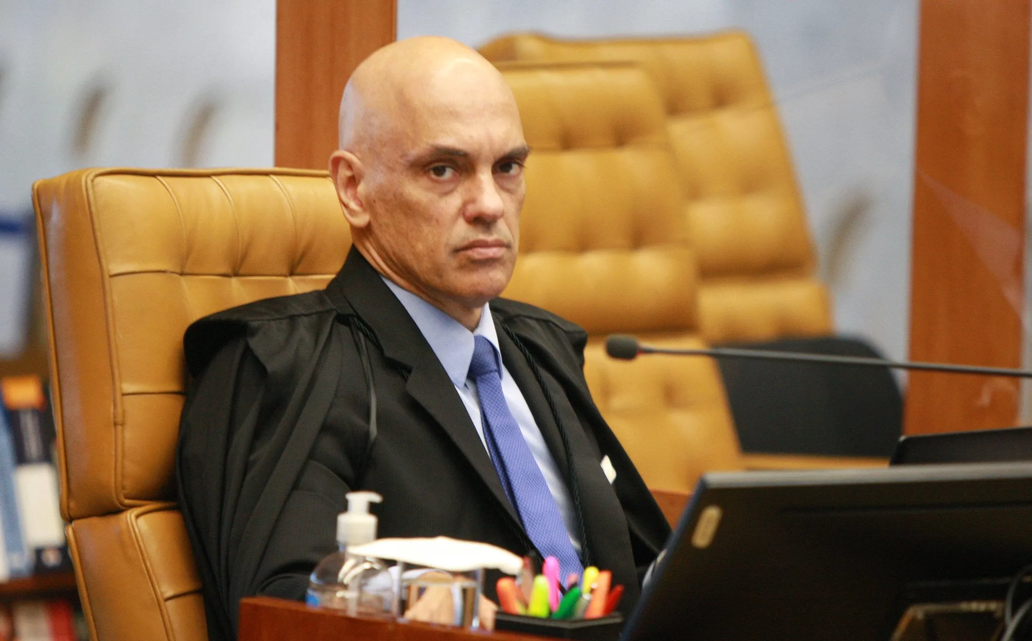 alexandre-de-moraes-faz-gesto-obsceno-a-bolsonaristas-durante-classico-em-sp;-veja-foto