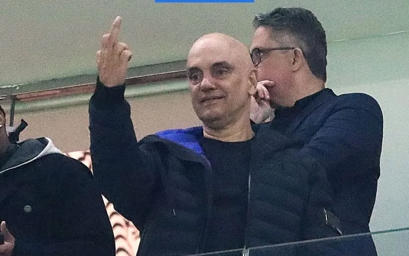 alexandre-de-moraes-faz-gesto-obsceno-em-jogo-do-corinthians,-horas-apos-ser-alvo-de-trump