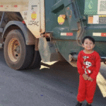 go:-menino-que-comemorou-aniversario-com-garis-possui-colecao-de-caminhoes-de-lixo