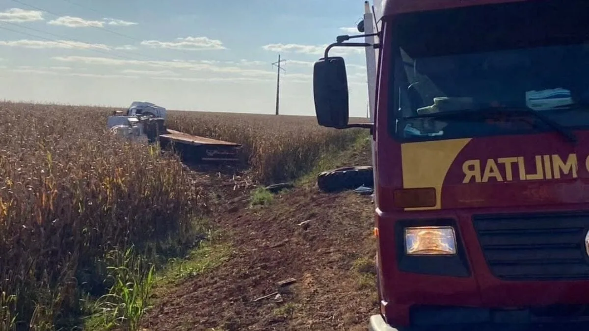 tentativa-de-ultrapassagem-provoca-acidente-entre-caminhao-prancha-e-trator-na-go-206