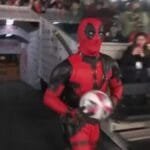deadpool-entrega-bola-da-partida-em-amistoso-do-wrexham,-clube-de-ryan-reynolds;-veja-video