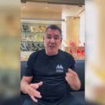 ex-prefeito-de-itaberai-usa-sandalias-femininas-para-divulgar-itens-da-loja