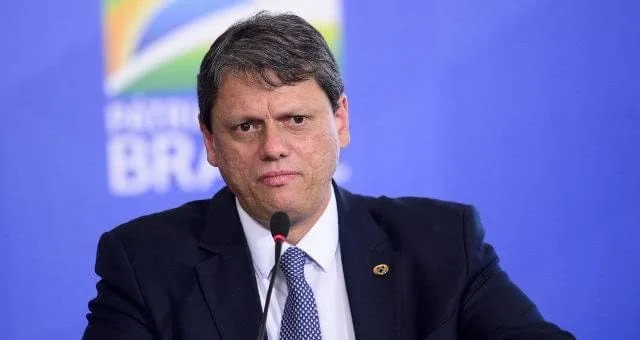 jornal-diz-que-tarcisio-tenta-ajudar-“fuga”-de-bolsonaro-para-eua;-governador-nega