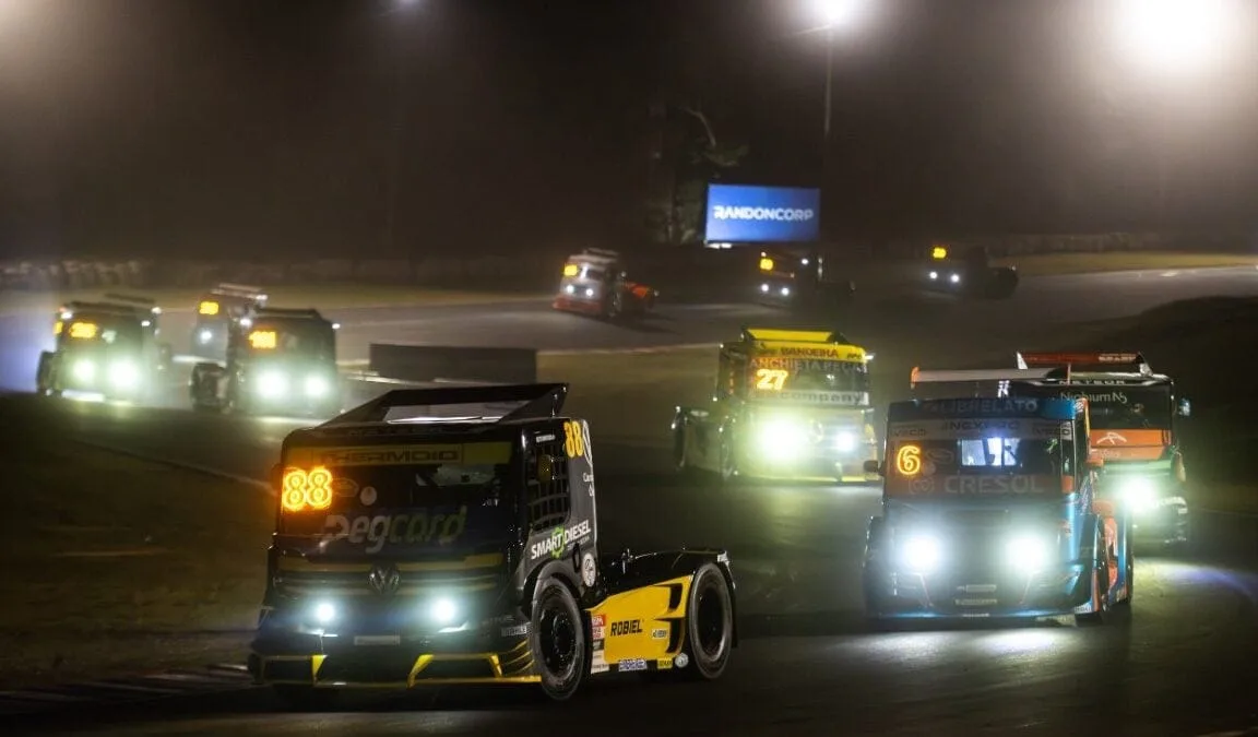 historica,-primeira-corrida-noturna-tem-vitorias-de-beto-monteiro-e-hugo-cibien-em-cascavel