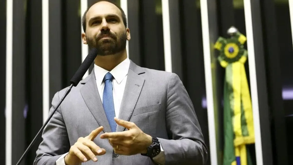 eduardo-bolsonaro-abre-mao-do-mandato-no-brasil-para-continuar-nos-eua:-“me-sacrificando”