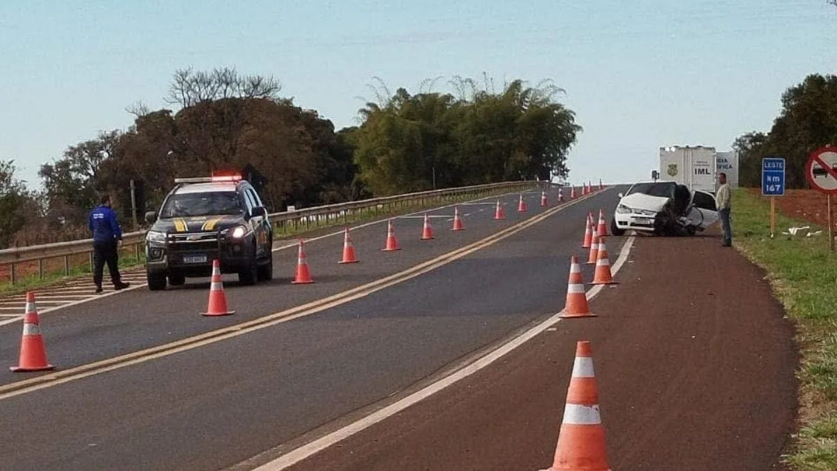motorista-com-sinais-de-embriaguez-morre-apos-bater-de-frente-com-caminhao-na-br-364,-em-jatai