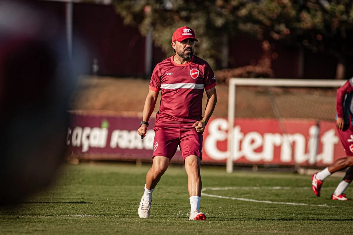 vila-nova-anuncia-a-saida-do-tecnico-luizinho-lopes