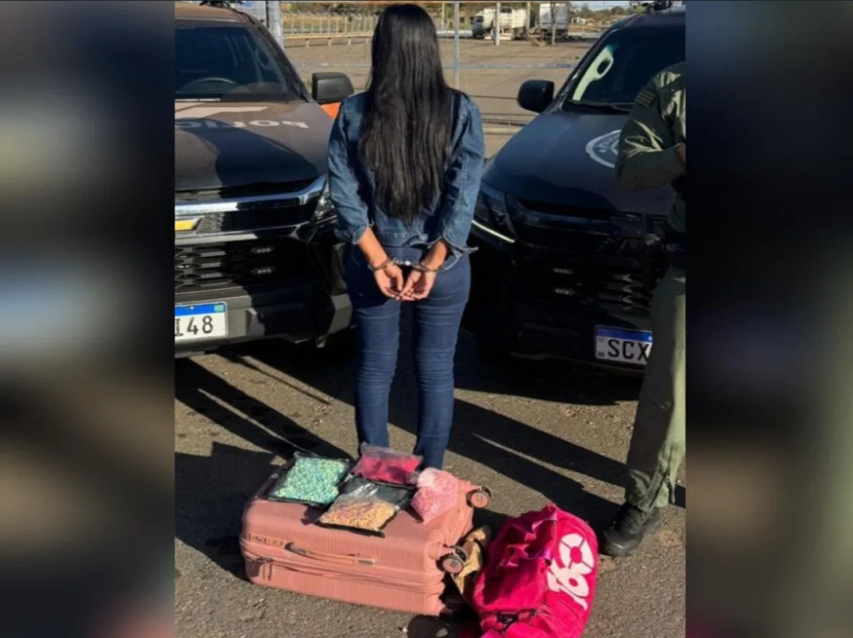 mulher-e-presa-com-mais-de-3-mil-comprimidos-de-ecstasy-em-onibus-interestadual-em-goiania