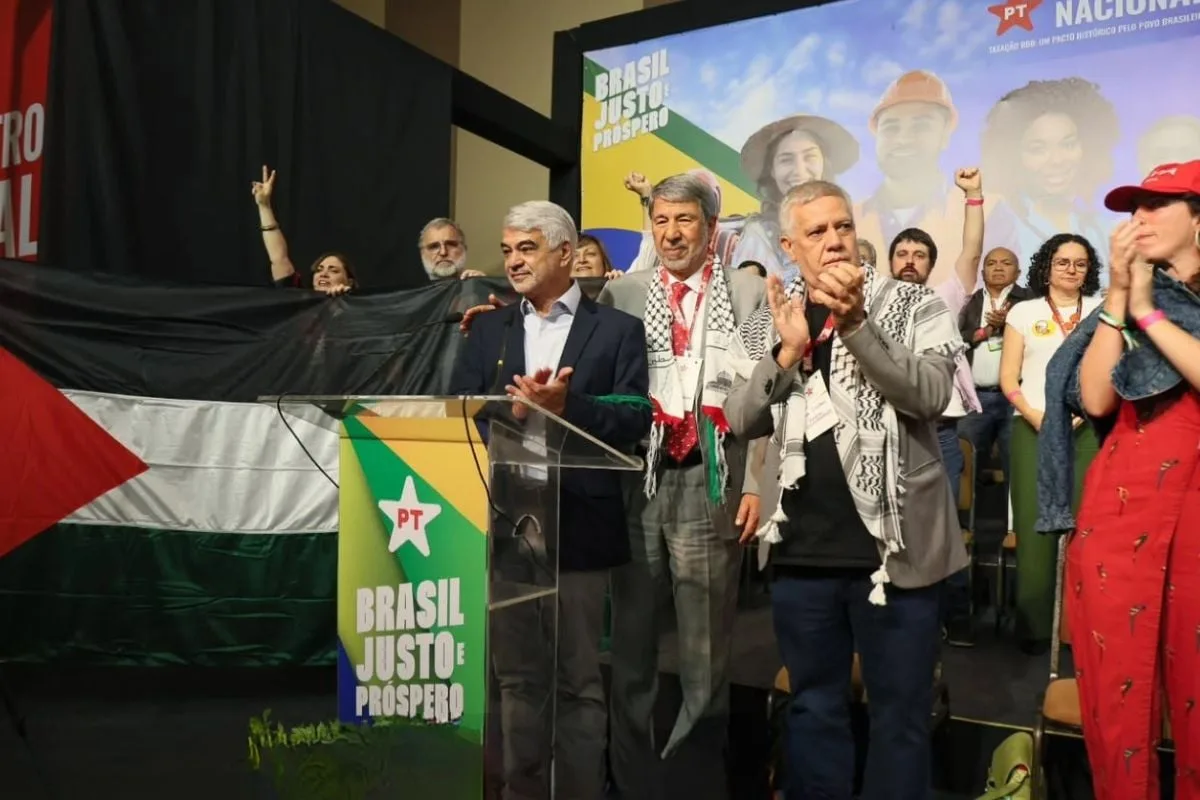 pt-incorpora-verde-e-amarelo-em-material-publicitario