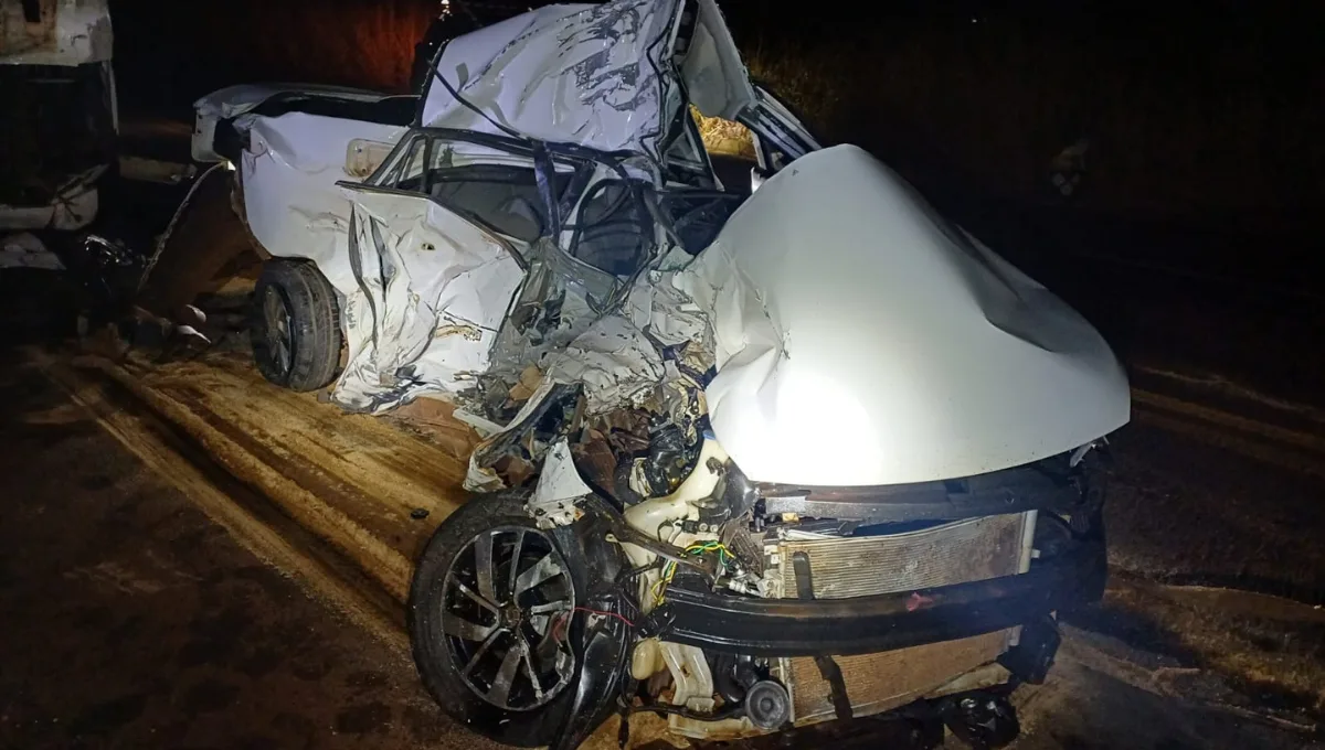 jovem-morre-em-grave-acidente-entre-carro-e-caminhao-na-br-452,-em-santa-helena-de-goias