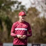 paulo-turra-comanda-primeiro-treino,-elogia-estrutura-do-vila-nova-e-garante-briga-pelo-acesso