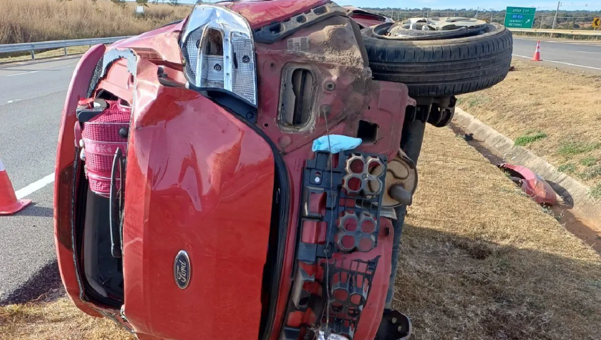 duas-pessoas-ficam-feridas-apos-carro-capotar-na-br-050,-em-campo-alegre-de-goias
