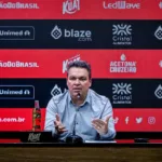 mesmo-distante-do-g-4-e-perto-do-z-4,-adson-mantem-confianca-no-atletico-go