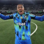 botafogo-encaminha-saida-de-john-para-west-ham,-e-goleiro-ficara-fora-da-partida-contra-o-bragantino