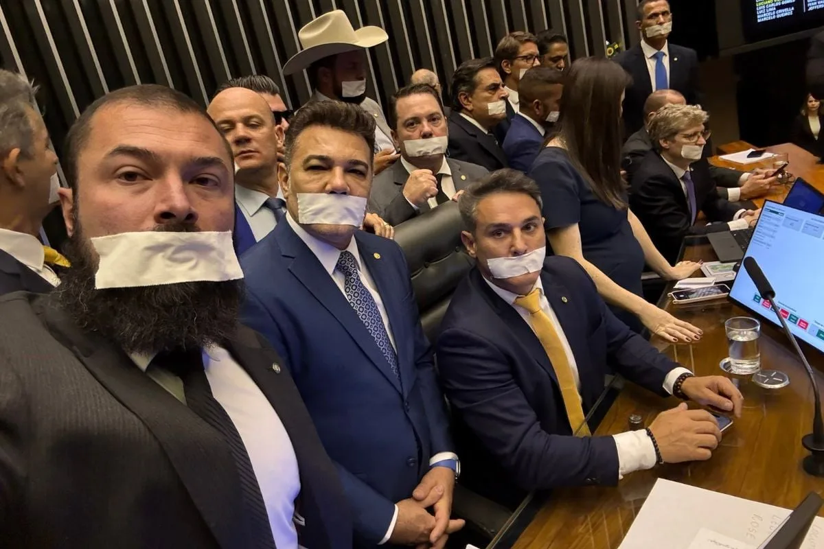 com-espadrapo-na-boca,-bolsonaristas-prometem-obstruir-pauta-do-congresso