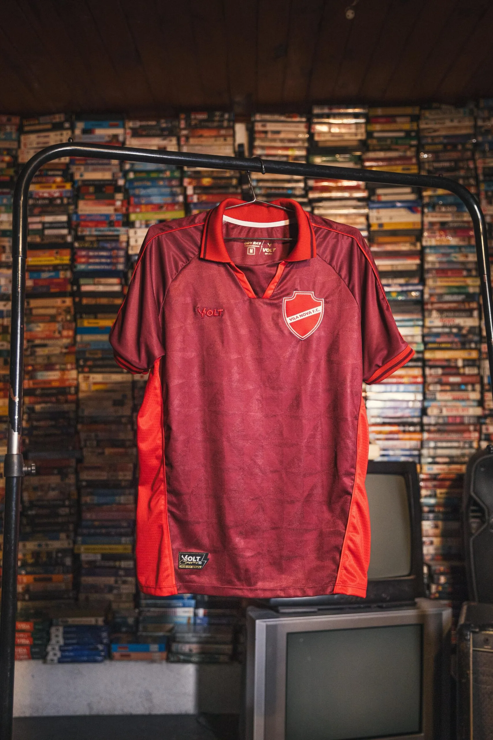 vila-nova-lanca-nova-camisa-inspirada-nos-anos-90