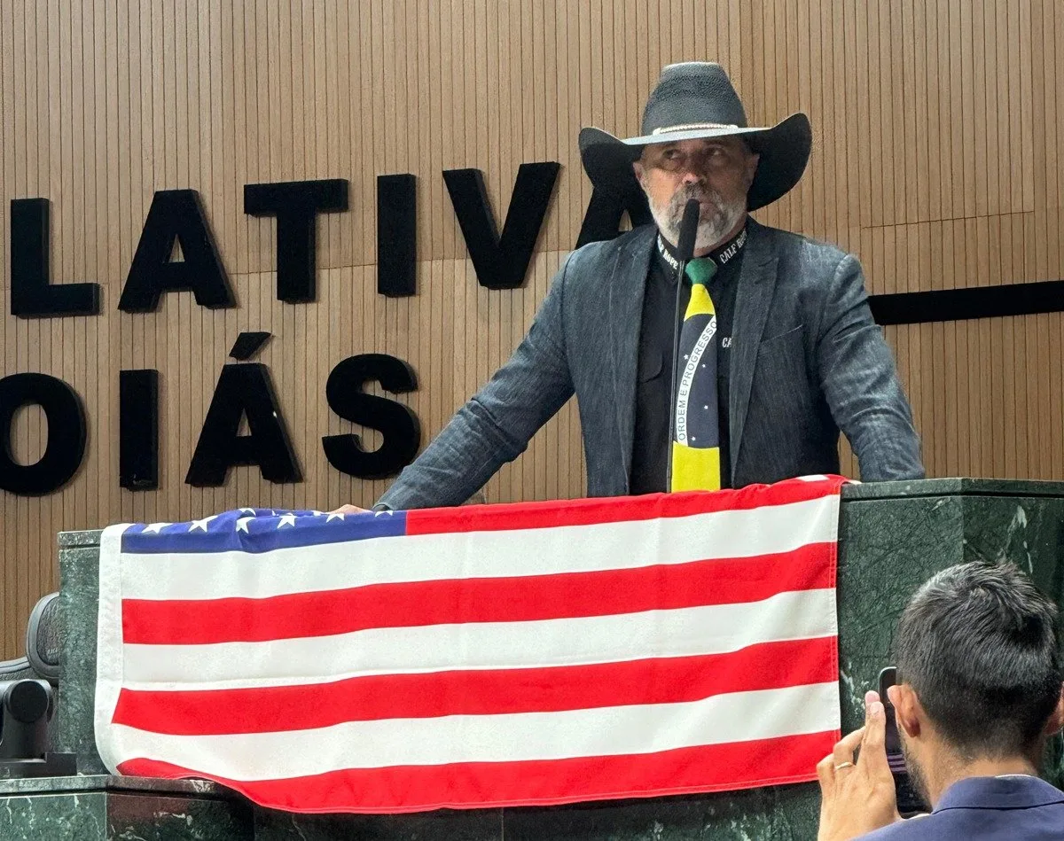 deputado-do-chapeu-leva-bandeira-dos-eua-a-tribuna-da-alego-e-pede-prisao-de-alexandre-de-moraes