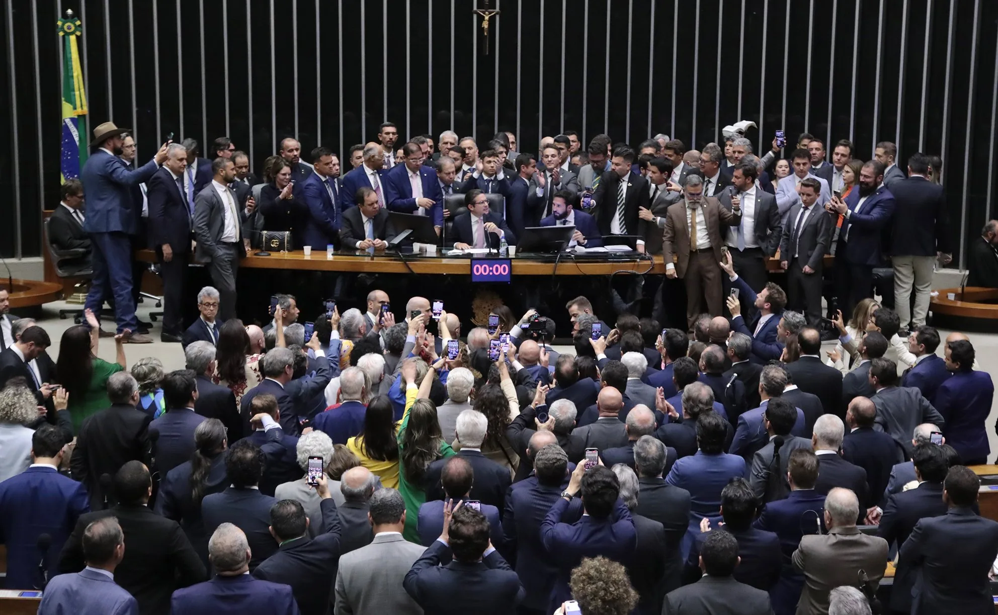 motta-reassume-comando-da-camara-apos-30-horas-de-motim-bolsonarista