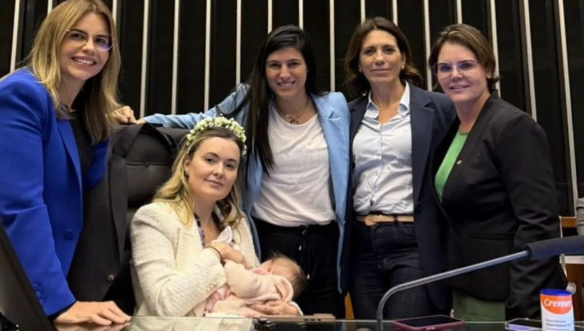 deputado-aciona-o-conselho-tutelar-apos-bolsonarista-levar-bebe-para-ocupacao-da-camara