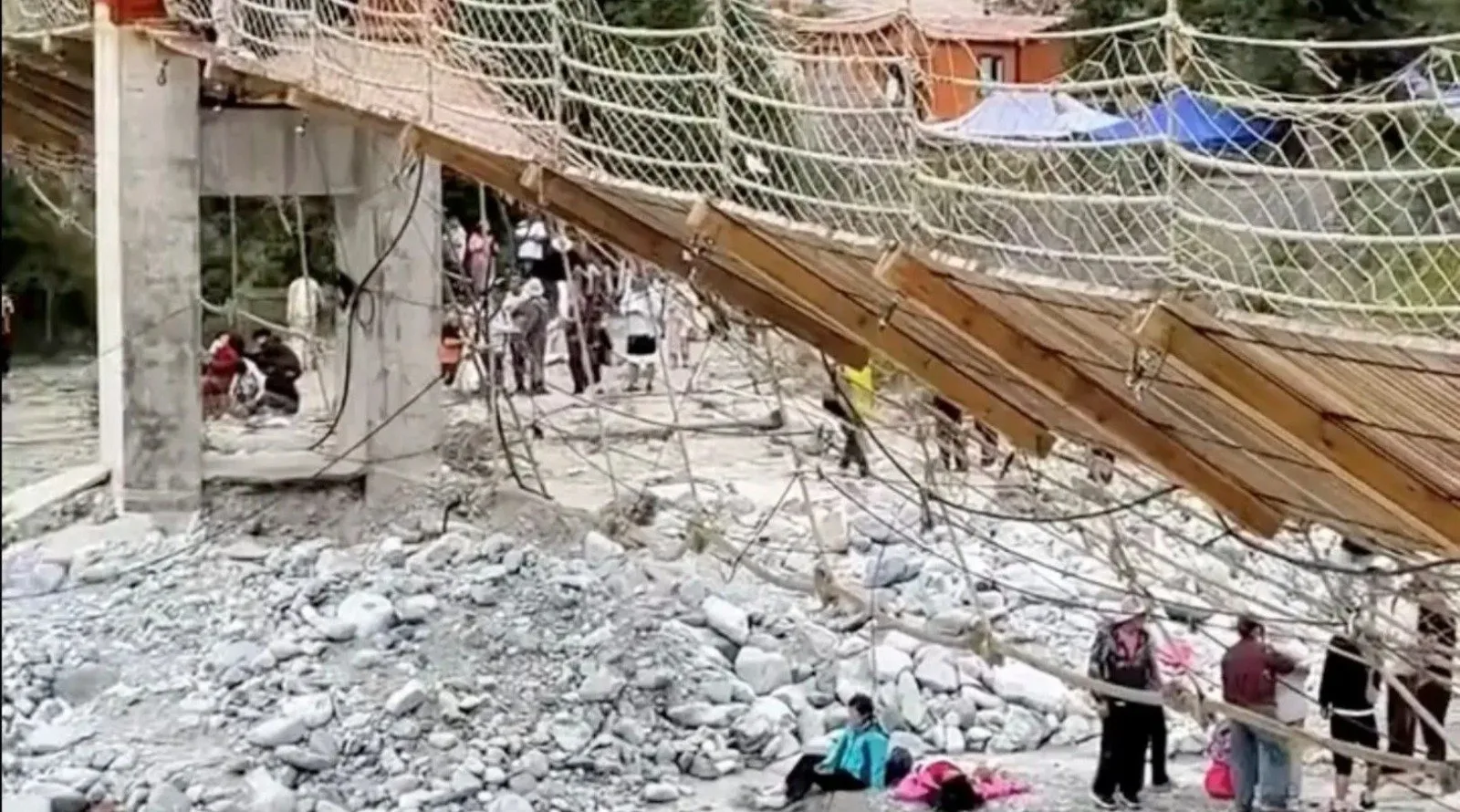 video:-ponte-na-china-se-rompe-e-mata-cinco-pessoas