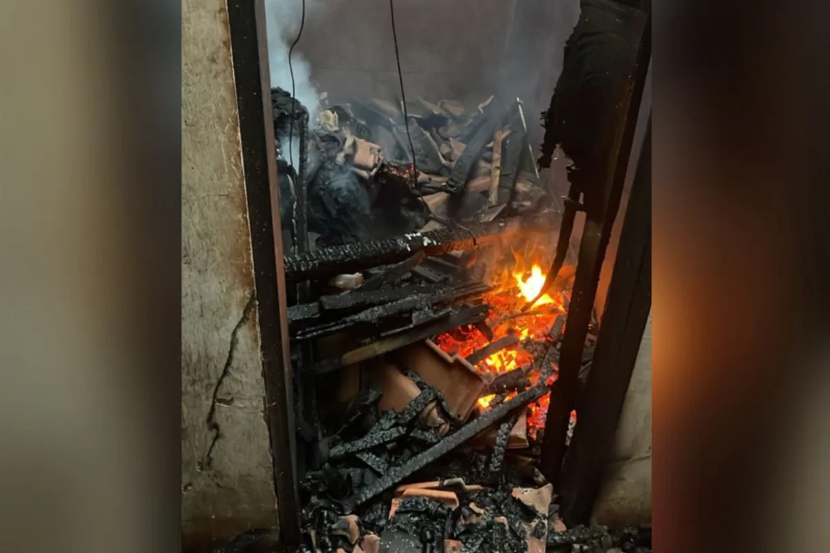 morador-e-resgatado-durante-incendio-em-residencia-em-porteirao