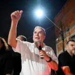 em-embate-com-vereadores,-mabel-adota-estilo-de-iris-e-foca-em-obras