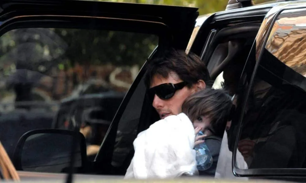 tom-cruise’s-daughter-suri-noelle-visits-mom-on-set-after-arm-scratches
