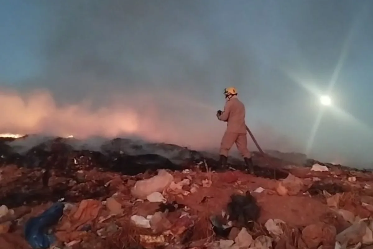 incendio-no-aterro-de-bela-vista-e-controlado-apos-quase-12-horas-de-combate