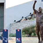new-england-patriots-homenageia-tom-brady-com-estatua-de-tres-metros-de-altura