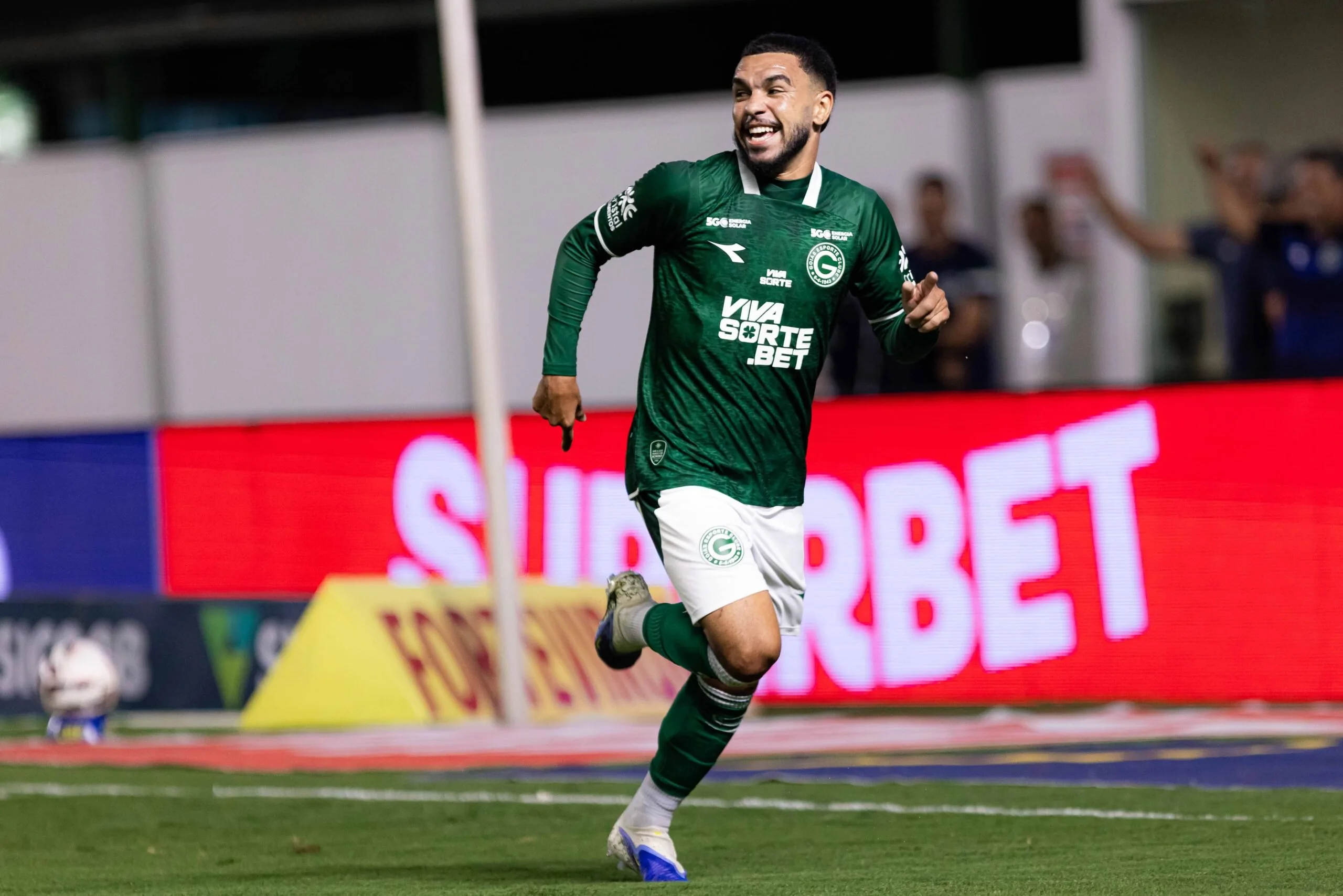 goias-vence-operario-e-segue-na-lideranca-da-serie-b