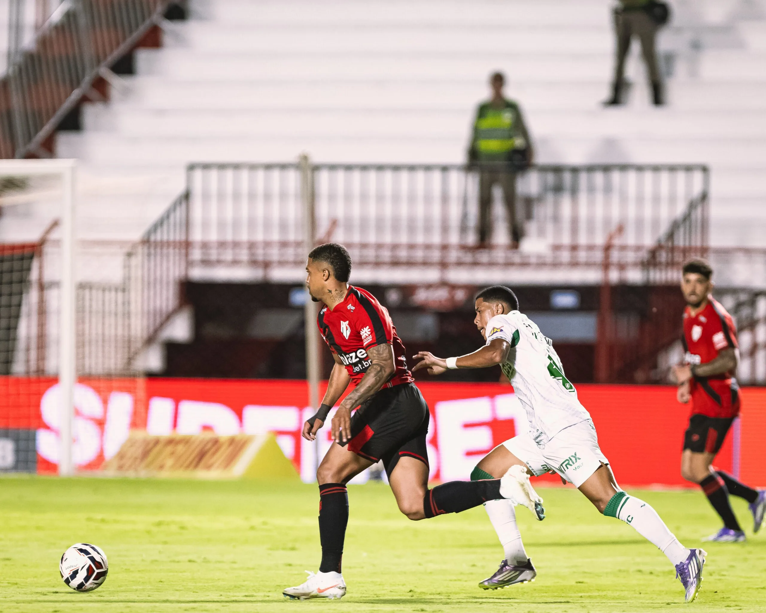 atletico-go-marca-no-fim,-vence-america-mg-e-engata-tres-vitorias-seguidas-na-serie-b