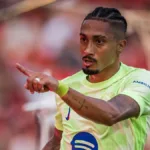 raphinha-sofre-lesao-na-coxa-e-desfalca-barcelona-por-quase-um-mes